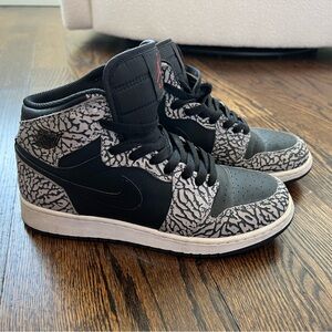 Jordan Ele print Boys 6.5Y Black and Gray Sneakers